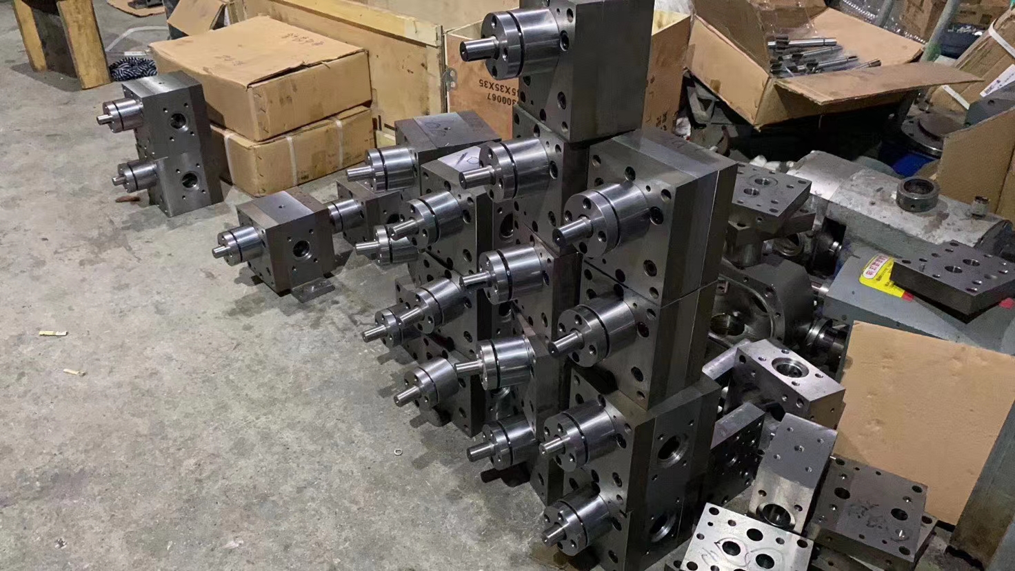 口罩熔噴布熔體計量泵在熔噴布生產(chǎn)線中輸送熔體到擠出機熔噴模頭